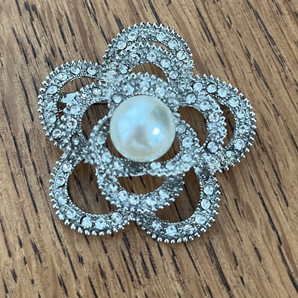 VINTAGE Brooch Silver Tone Metal Flower Rhinestone Faux Pearl Classic Timeless
